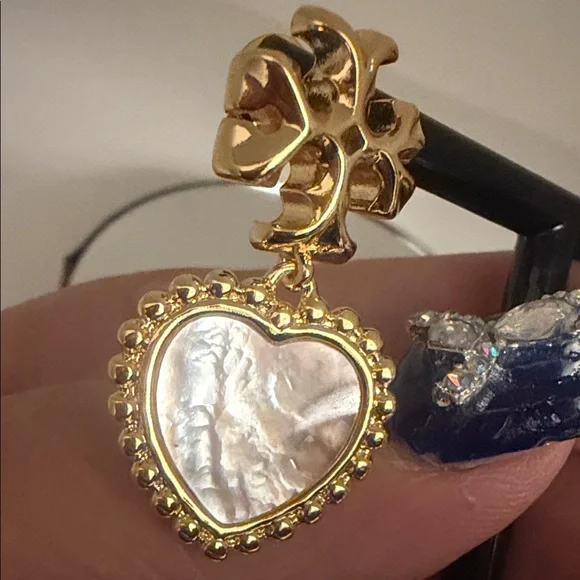 Authentic Tory Burch Nature Shell Roxanne Heart Shaped Gold Plated MOP Earrings - Picture 9 of 9